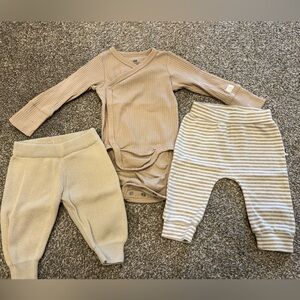 Neutral organic cotton baby clothes bundle
